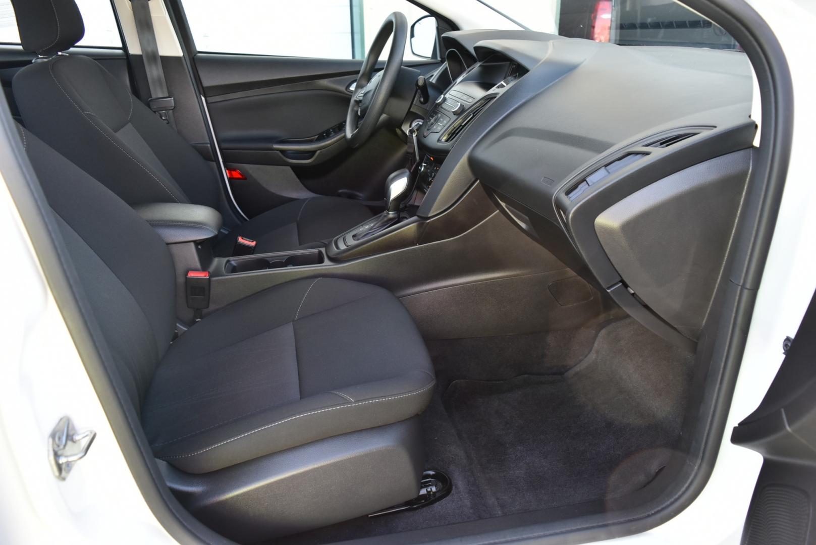 2018 White /Black Ford Focus SE (1FADP3F22JL) with an 2.0L I-4 GDI TI-VCT engine, 6-Speed Powershift Automatic transmission, located at 1600 E Hwy 44, Rapid City, SD, 57703, (605) 716-7878, 44.070232, -103.171410 - Photo#9